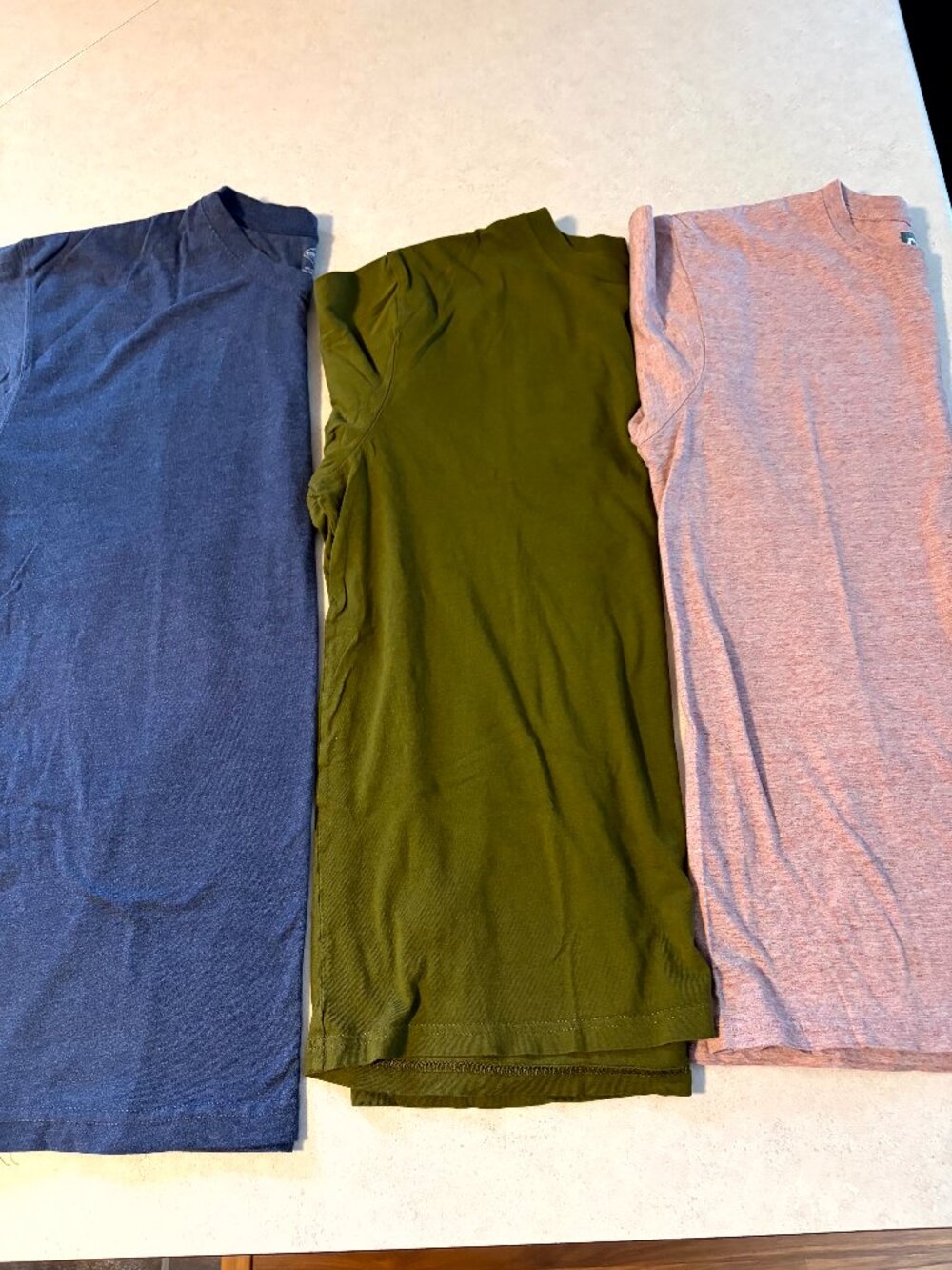 Lot of three men's large short sleeve T-shirts Blue, green, Pink